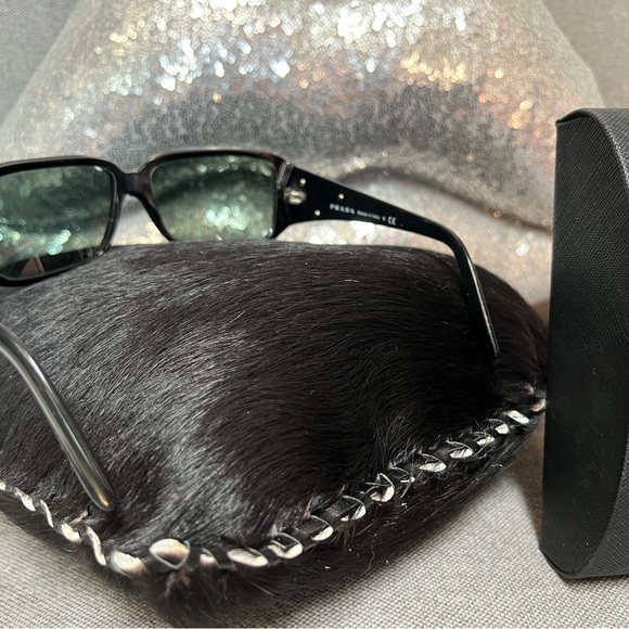 COPY - 😎 VINTAGE BLACK PRADA SUNGLASSES😎 - Picture 7 of 7